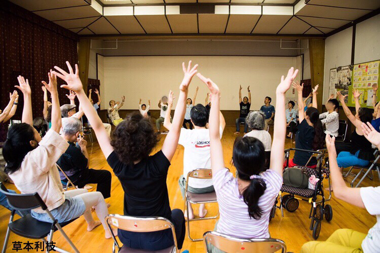 〈情報コーナー　ワークショップ〉Kyoto Dance Exchange「ゆるり、すわり、だんす」